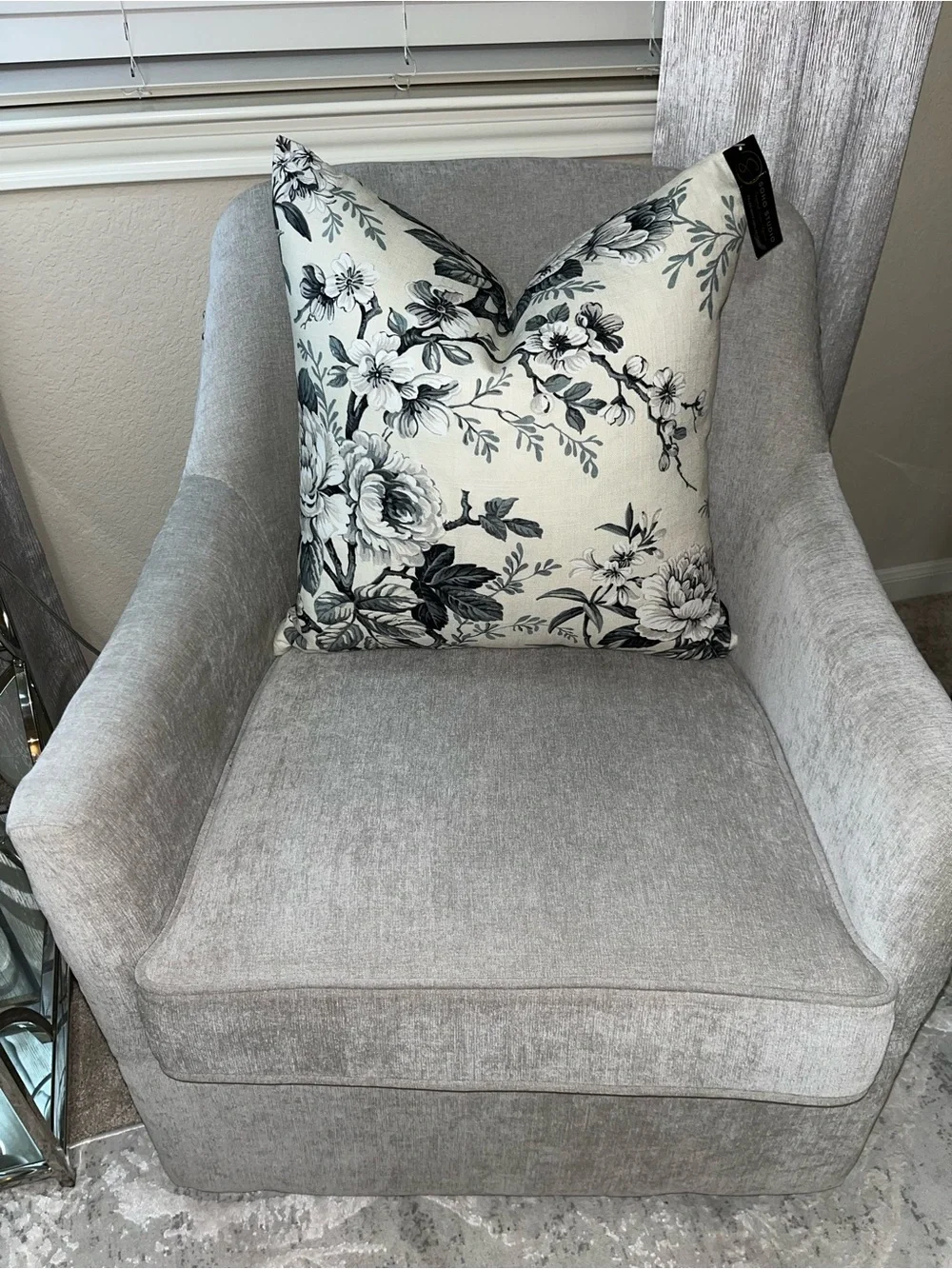 1-NWT SOHO STUDIO FLORAL DESIGN LUXURY DECORATIVE PILLOW